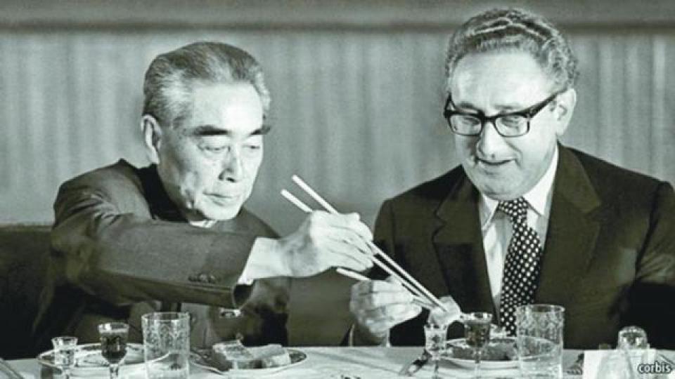 ■中美建交功臣基辛格,退休後藉其脈絡尋求利益;圖為他與周恩來晉餐。 ■中美建交功臣基辛格,退休後藉其脈絡尋求利益;圖為他與周恩來晉餐。