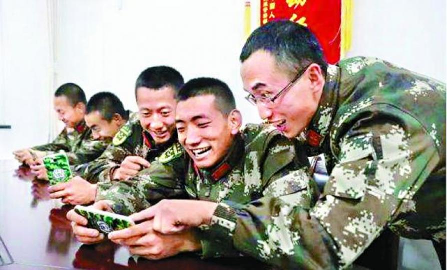 ■不少軍人沉迷騰訊旗下的手機遊戲《王者榮耀》。資料圖片 ■不少軍人沉迷騰訊旗下的手機遊戲《王者榮耀》。資料圖片