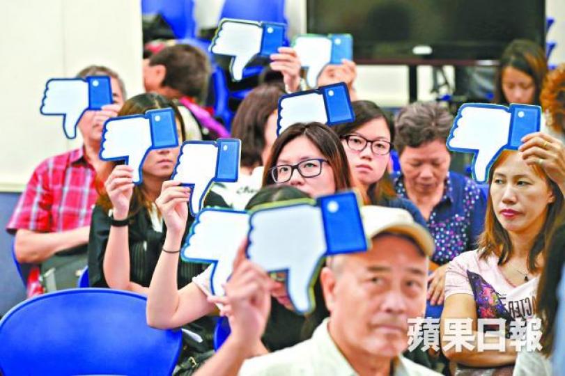 ■大批市民昨觀看施政報告直播時,向林鄭高舉「dislike」紙牌。馬泉崇攝 ■大批市民昨觀看施政報告直播時,向林鄭高舉「dislike」紙牌。馬泉崇攝