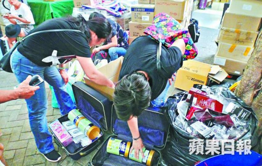 ■上水昨仍見不少內地客在街上執拾奶粉等貨物。黎樹雄攝■梁振英(左)2013年推限奶令,時任港澳辦主任王光亞(右)「訓斥」推政策前要兼顧內地人感受。 ■上水昨仍見不少內地客在街上執拾奶粉等貨物。黎樹雄攝■梁振英(左)2013年推限奶令,時任港澳辦主任王光亞(右)「訓斥」推政策前要兼顧內地人感受。
