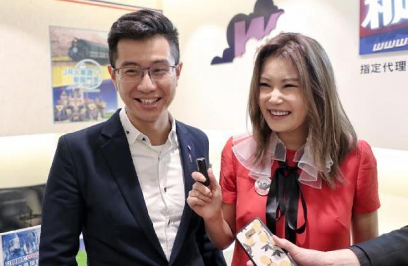 ■杜如風(右)再同縱橫遊合作,袁振寧話,豪華團一直不乏顧客問津。資料圖片 ■杜如風(右)再同縱橫遊合作,袁振寧話,豪華團一直不乏顧客問津。資料圖片