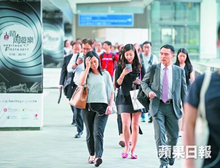 ■全港現約有18萬公務員，施政報告計劃增加3%，是回歸以來最多。馬泉崇攝