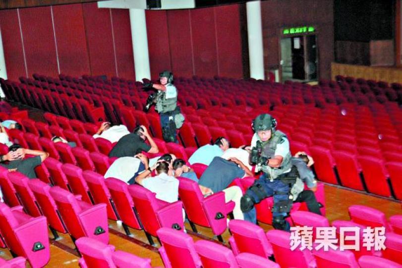 ■計劃中的反恐專責組將由警方負責日常運作;圖為反恐特勤隊上月於大會堂音樂廳演習。 ■計劃中的反恐專責組將由警方負責日常運作;圖為反恐特勤隊上月於大會堂音樂廳演習。