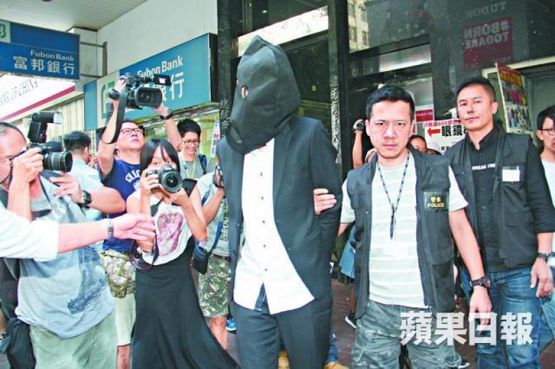 ■警員昨日押降頭師返旺角佛舍調查。翁鈺輝攝 ■警員昨日押降頭師返旺角佛舍調查。翁鈺輝攝