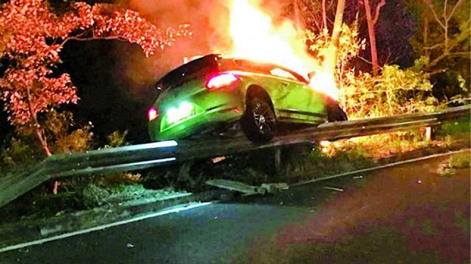 ■福士私家車右後胎擱在欄杆,車頭冒煙起火。讀者提供圖片
■福士私家車右後胎擱在欄杆,車頭冒煙起火。讀者提供圖片