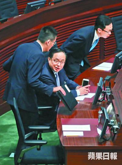■創科局長楊偉雄上任近兩年無甚建樹,有議員直指楊應檢討「好唔好意思坐喺度」。何柏佳攝■Gobee.bike多次被清走,政府昨指會檢視現行法例,掃除窒礙創科經濟發展的條文。 ■創科局長楊偉雄上任近兩年無甚建樹,有議員直指楊應檢討「好唔好意思坐喺度」。何柏佳攝■Gobee.bike多次被清走,政府昨指會檢視現行法例,掃除窒礙創科經濟發展的條文。