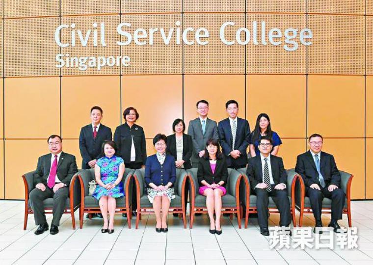 ■林鄭今年8月曾率團到訪新加坡公共服務學院。 ■林鄭今年8月曾率團到訪新加坡公共服務學院。