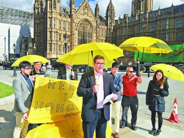 ■Rogers(中)常為港民主運動發聲;圖為他上月於英國紀念傘運三周年。互聯網 ■Rogers(中)常為港民主運動發聲;圖為他上月於英國紀念傘運三周年。互聯網