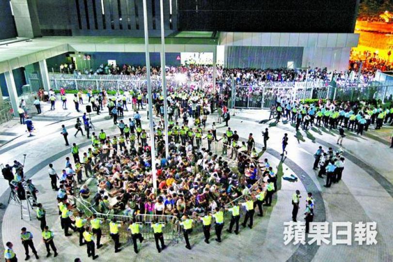 ■政府2014年7月在公民廣場外加圍欄,觸發雙學發起重奪公民廣場。■俗稱公民廣場的政總東翼前地至今仍然關閉。 ■政府2014年7月在公民廣場外加圍欄,觸發雙學發起重奪公民廣場。■俗稱公民廣場的政總東翼前地至今仍然關閉。
