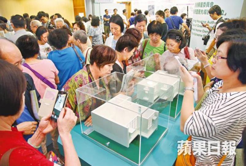 ■首個綠置居項目新蒲崗景泰苑早前推出時大受歡迎,超額認購近18倍。■沙田火炭約4,800個新建公屋單位將全數轉為綠置居出售。陳海威攝 ■首個綠置居項目新蒲崗景泰苑早前推出時大受歡迎,超額認購近18倍。■沙田火炭約4,800個新建公屋單位將全數轉為綠置居出售。陳海威攝