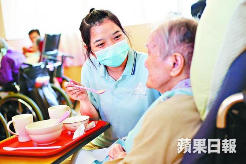 ■施政報告建議增撥資源給院舍,增聘照顧員以解決人手不足問題。陳善南攝 ■施政報告建議增撥資源給院舍,增聘照顧員以解決人手不足問題。陳善南攝