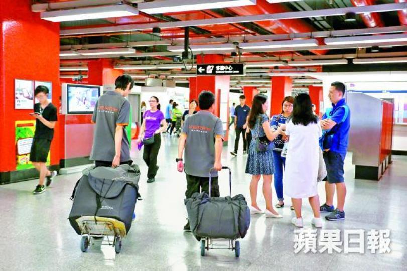 ■速遞員交通費多要實報實銷,交津最終只補貼老闆。江俊豪攝 ■速遞員交通費多要實報實銷,交津最終只補貼老闆。江俊豪攝