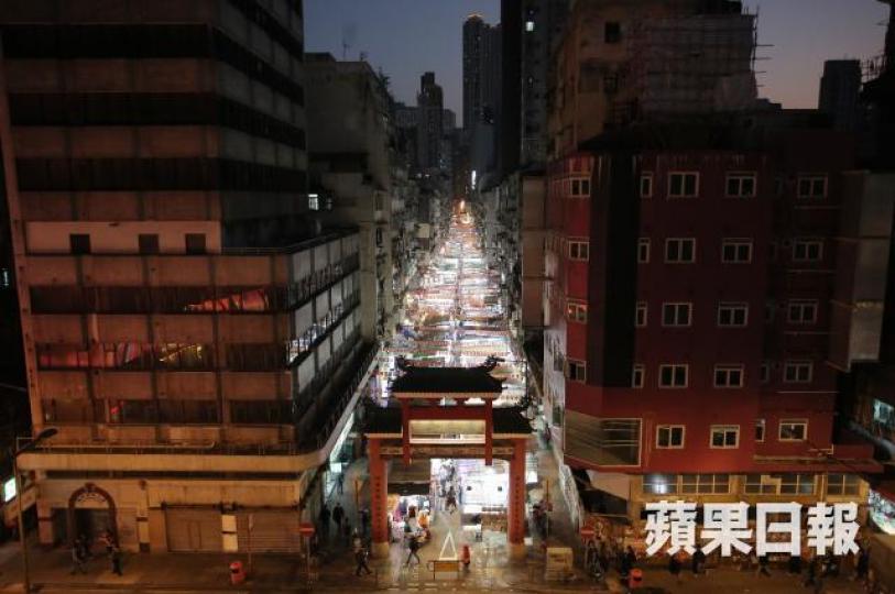 ■廟街是本港旅遊熱點,每年吸引不少中外遊客。資料圖片 ■廟街是本港旅遊熱點,每年吸引不少中外遊客。資料圖片