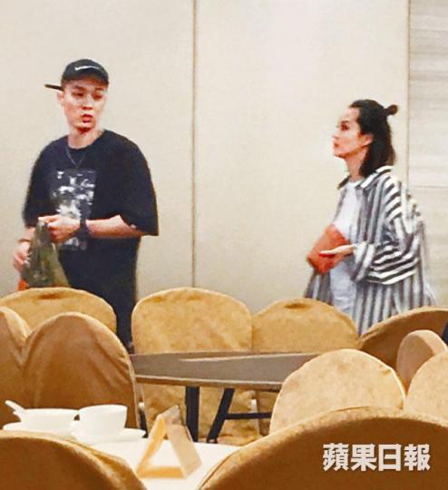 ■Stephanie(右)胃口甚好,與周柏豪邊食邊傾。讀者提供圖片
■Stephanie(右)胃口甚好,與周柏豪邊食邊傾。讀者提供圖片