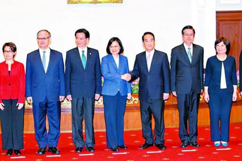 ■蔡英文(右四)再次委任宋楚瑜(右三)任APEC特使。台灣《蘋果日報》
■蔡英文(右四)再次委任宋楚瑜(右三)任APEC特使。台灣《蘋果日報》