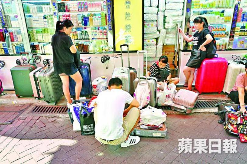 ■上水街頭昨依舊有水貨客在地上執拾貨物。 ■上水街頭昨依舊有水貨客在地上執拾貨物。