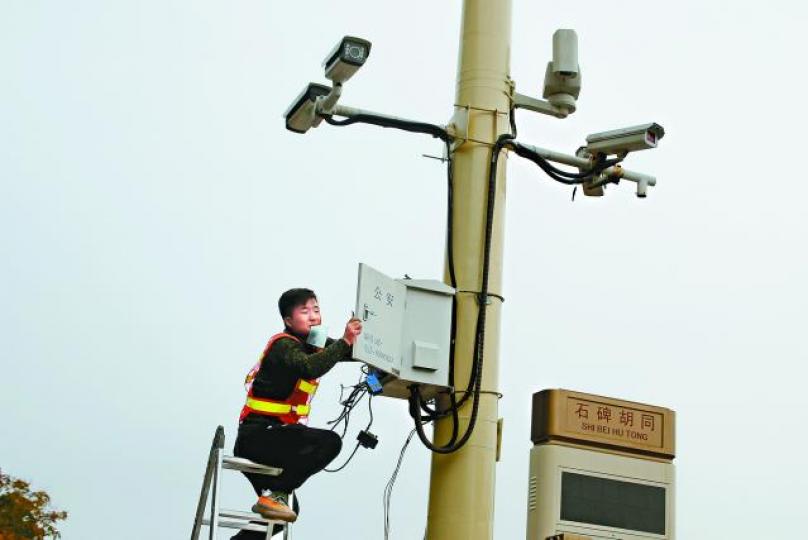 ■十九大前後,北京市面加強監控。圖為工作人員正在天安門廣場一帶檢查監控鏡頭。路透社 ■十九大前後,北京市面加強監控。圖為工作人員正在天安門廣場一帶檢查監控鏡頭。路透社