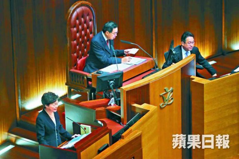 ■林鄭月娥昨在立會出席答問大會時站主席位右側,作風與前特首梁振英站主席台前不同。 ■林鄭月娥昨在立會出席答問大會時站主席位右側,作風與前特首梁振英站主席台前不同。