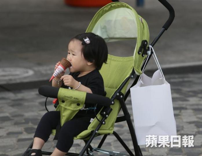 ■有小孩昨日在酷熱天氣下食雪糕消暑。夏家朗攝 ■有小孩昨日在酷熱天氣下食雪糕消暑。夏家朗攝