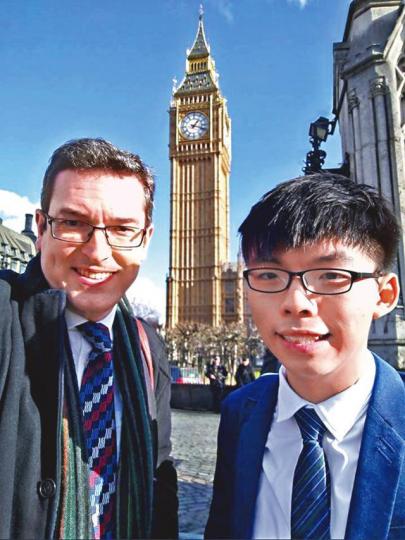 ■英國保守黨人權委員會副主席羅哲斯日前被港府拒入境掀國際關注;圖為他今年2月於倫敦出席研討會時與黃之鋒合照。互聯網 ■英國保守黨人權委員會副主席羅哲斯日前被港府拒入境掀國際關注;圖為他今年2月於倫敦出席研討會時與黃之鋒合照。互聯網