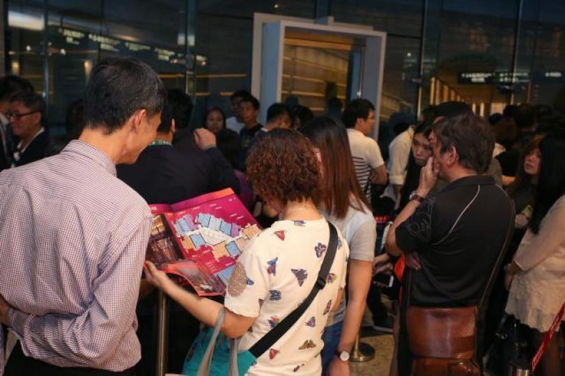 ■林鄭房策目標是「人人上到樓」,在可見將來,官商爭上車客的矛盾將越見激烈。 資料圖片 ■林鄭房策目標是「人人上到樓」,在可見將來,官商爭上車客的矛盾將越見激烈。 資料圖片