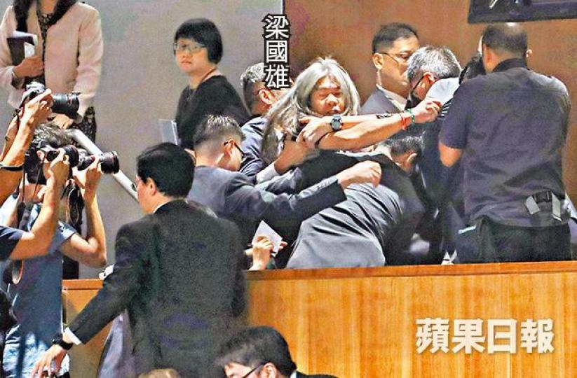 ■梁國雄昨以巿民身份在立會公眾席抗議,遭多名保安員拉走。何家達攝■陳志全就英國人權領袖羅哲斯被拒入境示威,同遭驅逐離場。李家皓攝 ■梁國雄昨以巿民身份在立會公眾席抗議,遭多名保安員拉走。何家達攝■陳志全就英國人權領袖羅哲斯被拒入境示威,同遭驅逐離場。李家皓攝