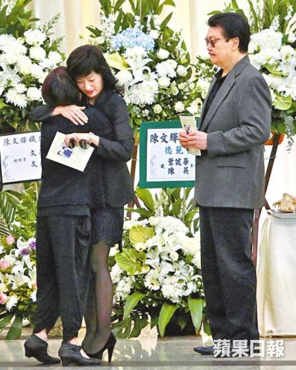 ■趙雅芝安慰陳文輝遺孀,丈夫黃錦燊陪伴左右。■吳雨與陳文輝相識40年,大讚對方技巧出神入化。 ■趙雅芝安慰陳文輝遺孀,丈夫黃錦燊陪伴左右。■吳雨與陳文輝相識40年,大讚對方技巧出神入化。