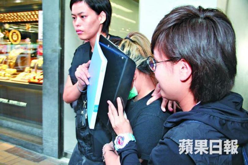 ■旅遊會籍推廣公司的20歲女董事昨被海關拘捕。 ■旅遊會籍推廣公司的20歲女董事昨被海關拘捕。