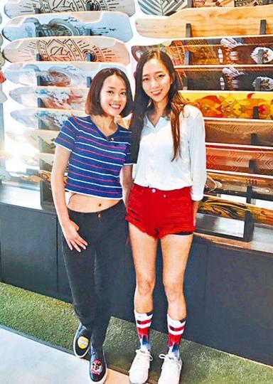 ■Hailey(左)跟韓國的「長板女神」高孝周學踩滑板,大呻困難。
■Hailey(左)跟韓國的「長板女神」高孝周學踩滑板,大呻困難。