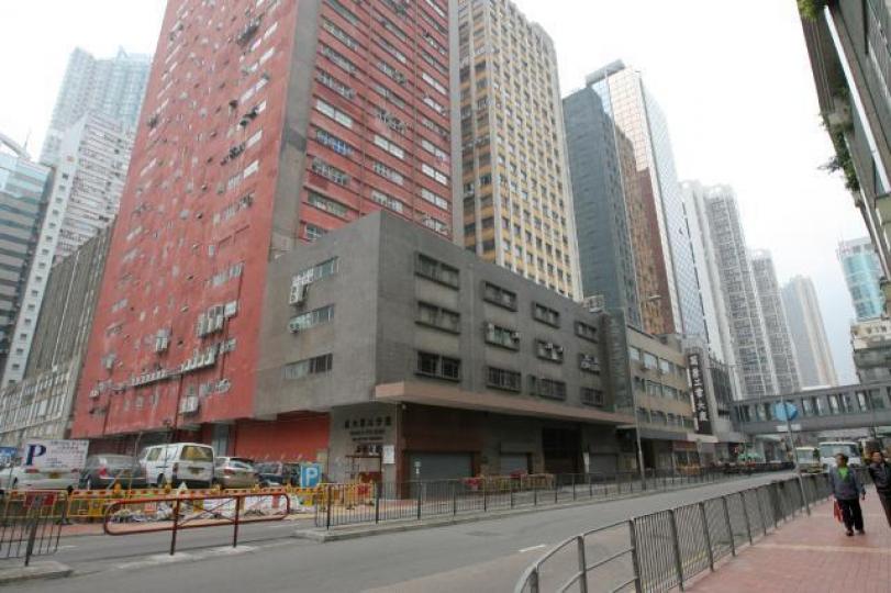 ■荃灣王子工業大廈(左)。資料圖片
■荃灣王子工業大廈(左)。資料圖片