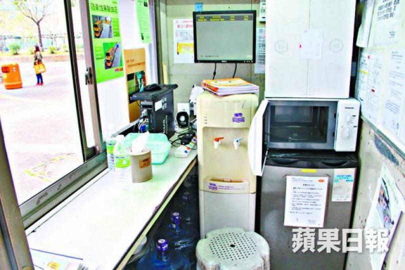 ■被告案發時於站長室把膠樽和紙張放入微波爐加熱。 ■被告案發時於站長室把膠樽和紙張放入微波爐加熱。