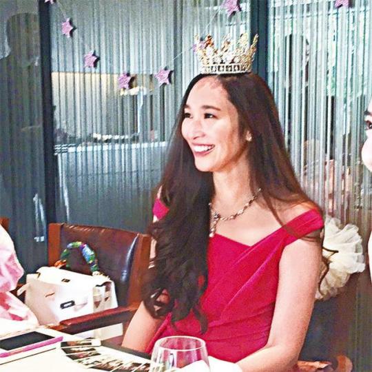 ■吳佩慈戴上后冠慶生,猶如女王一樣。互聯網圖片
■吳佩慈戴上后冠慶生,猶如女王一樣。互聯網圖片