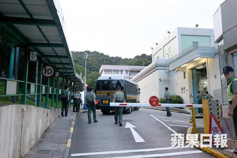 ■黃之鋒現身處壁屋懲教所。 ■黃之鋒現身處壁屋懲教所。