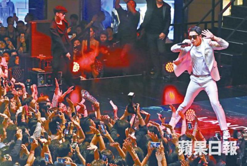 ■Rain在台上搞氣氛，向粉絲大叫「Everyone hold your hand」。■粉絲接機時向Rain送上童裝，十分窩心。■溫碧霞表示與老公剛去北海道睇紅葉。■美國創作歌手Bebe Rexha透露稍後會再來港。■Rain與置地VIP影合照，做人肉佈景板。