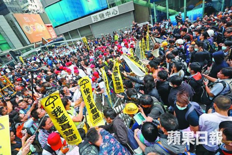 ■大批戴紅帽代理人於佔旺清場時拆除示威者架設的障礙物。 ■大批戴紅帽代理人於佔旺清場時拆除示威者架設的障礙物。