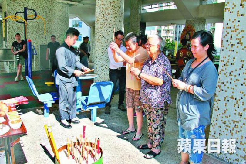■不少街坊到場上香默禱。徐雲庭攝 ■不少街坊到場上香默禱。徐雲庭攝