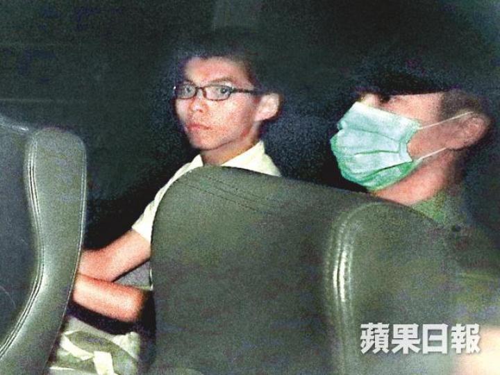 ■黃之鋒昨以佔旺案被告身份再上庭受審;圖為他坐囚車離開法庭。易仰民攝 ■黃之鋒昨以佔旺案被告身份再上庭受審;圖為他坐囚車離開法庭。易仰民攝