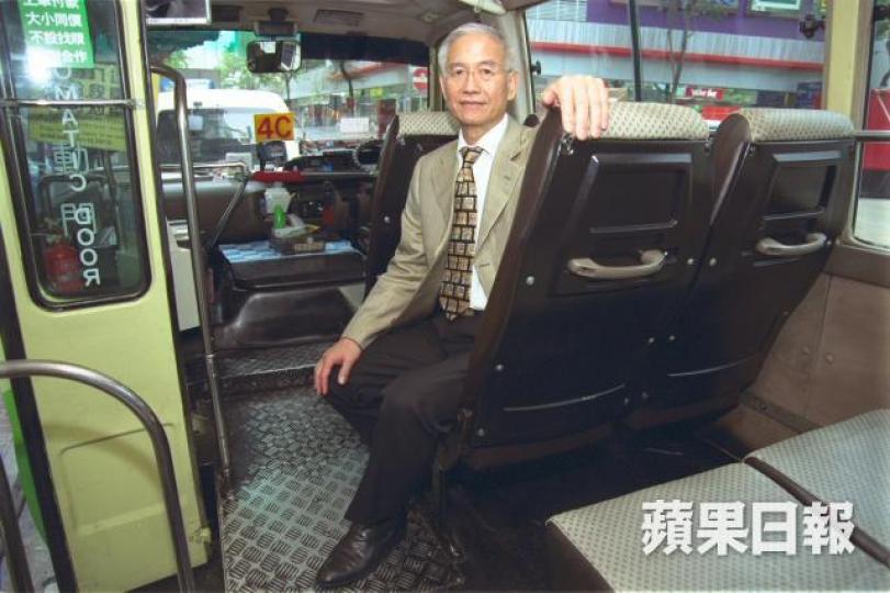■黃文傑當年由小巴司機做起,一手建立港島南區小巴王國。資料圖片 ■黃文傑當年由小巴司機做起,一手建立港島南區小巴王國。資料圖片