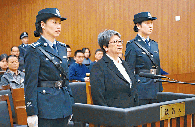 ■杭州法院昨日對楊秀珠(中)作出判決,但沒有說明她會否上訴。■楊秀珠去年回國投案。 ■杭州法院昨日對楊秀珠(中)作出判決,但沒有說明她會否上訴。■楊秀珠去年回國投案。