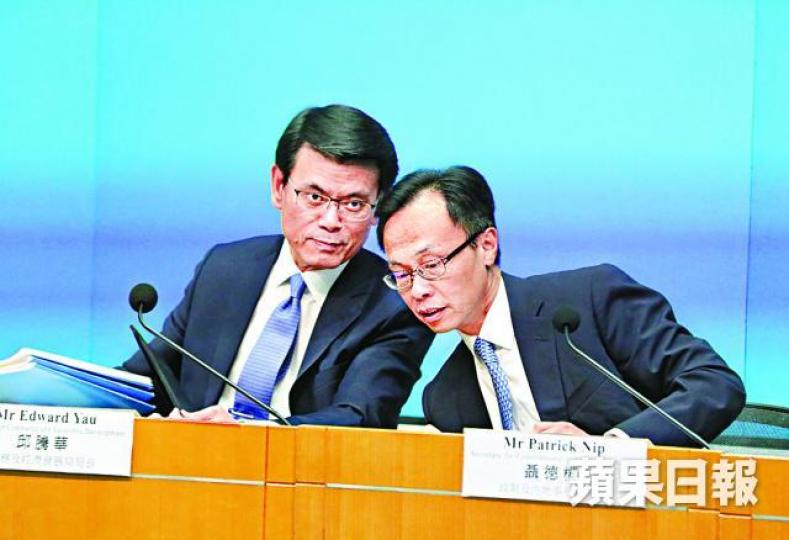 ■商經局長邱騰華(左)及政制局長聶德權昨出席施政報告記者會。李家皓攝 ■商經局長邱騰華(左)及政制局長聶德權昨出席施政報告記者會。李家皓攝