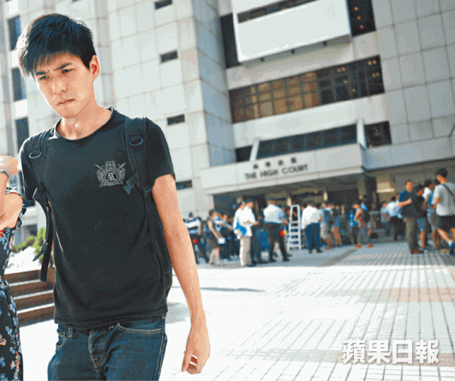 ■岑敖暉早前認刑事藐視法庭,昨在高院聽審後離開。何家達攝■2014年旺角佔領區清場時,岑敖暉被警員強行驅逐。 ■岑敖暉早前認刑事藐視法庭,昨在高院聽審後離開。何家達攝■2014年旺角佔領區清場時,岑敖暉被警員強行驅逐。