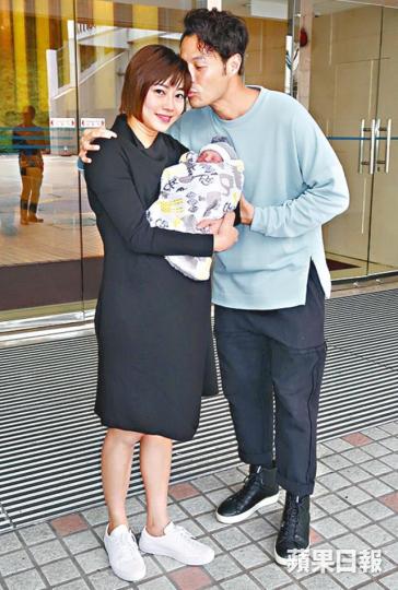 ■張達倫昨日到醫院接太太及兒子出院。
■張達倫昨日到醫院接太太及兒子出院。
