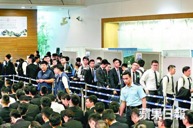 ■警隊昨舉行秋季招募日,吸引逾2,500人報名。李家皓攝 ■警隊昨舉行秋季招募日,吸引逾2,500人報名。李家皓攝
