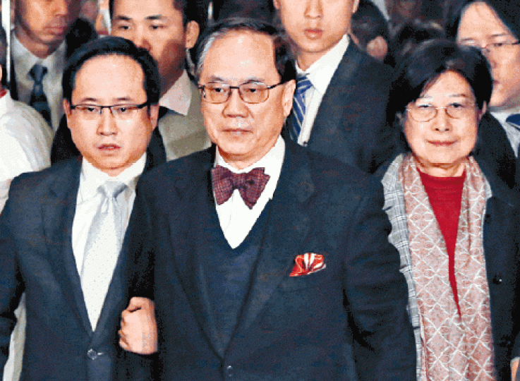 ■曾蔭權被控收受利益罪,其子曾慶淳不時陪同上庭。
■曾蔭權被控收受利益罪,其子曾慶淳不時陪同上庭。