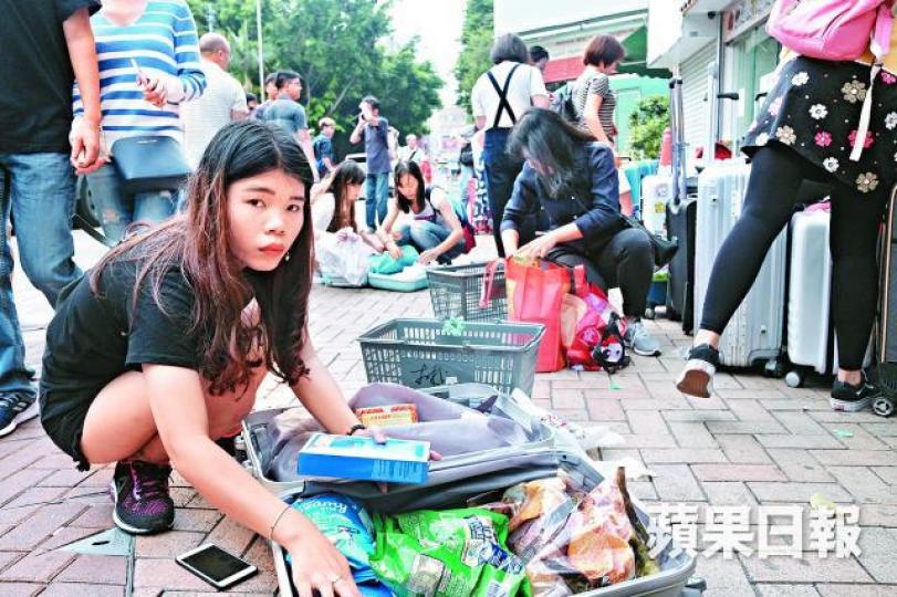 ■水貨客在上水街頭即席分貨,令行人路水洩不通。 ■水貨客在上水街頭即席分貨,令行人路水洩不通。