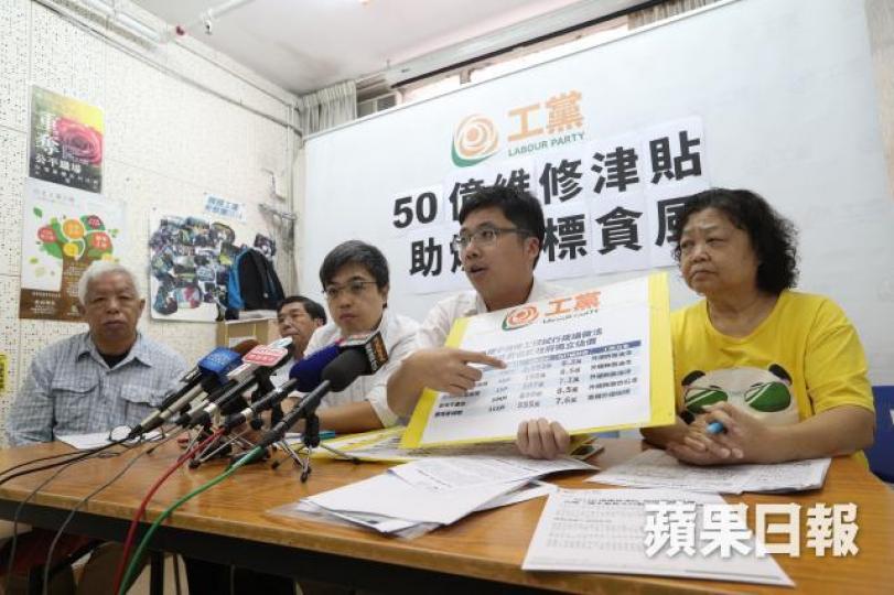 ■伍女士(右)指所住的唐樓3度招標才覓得合適承建商。張志華攝 ■伍女士(右)指所住的唐樓3度招標才覓得合適承建商。張志華攝