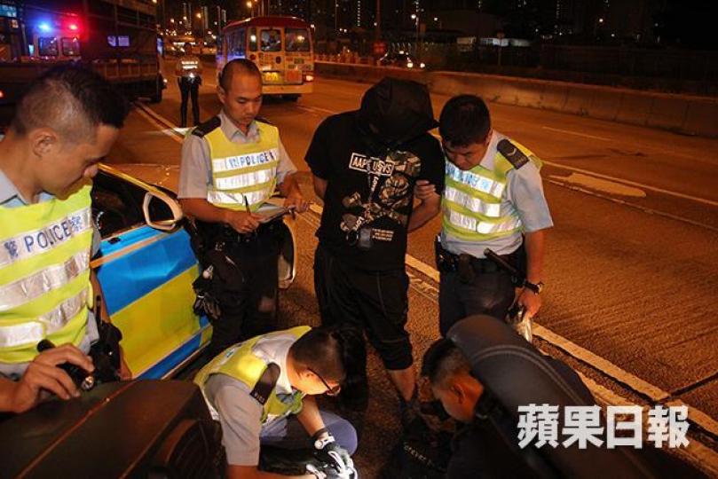 ■駕電單車衝路障的停牌男子當場被捕。
■駕電單車衝路障的停牌男子當場被捕。