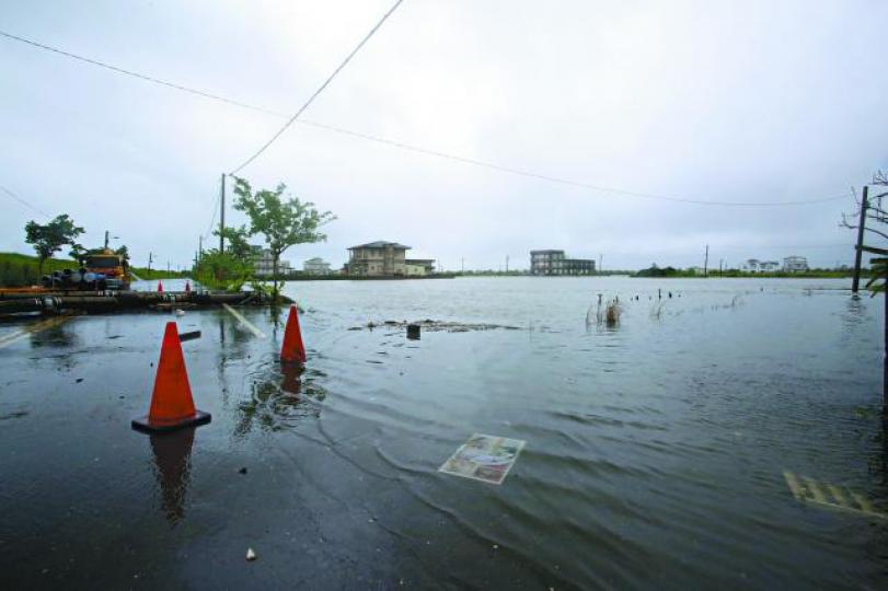 ■宜蘭暴雨不斷,多地水浸幾成澤國。 台灣《蘋果日報》■五孔洞「倒流瀑布」奇景。 ■宜蘭暴雨不斷,多地水浸幾成澤國。 台灣《蘋果日報》■五孔洞「倒流瀑布」奇景。