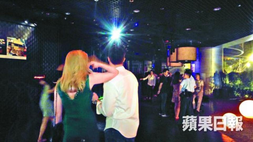 ■何美婷昨在dragon-i被搶手機後報警,警員趕至調查。黎志偉攝■捲入搶手機風波的曾慶淳。資料圖片 ■何美婷昨在dragon-i被搶手機後報警,警員趕至調查。黎志偉攝■捲入搶手機風波的曾慶淳。資料圖片