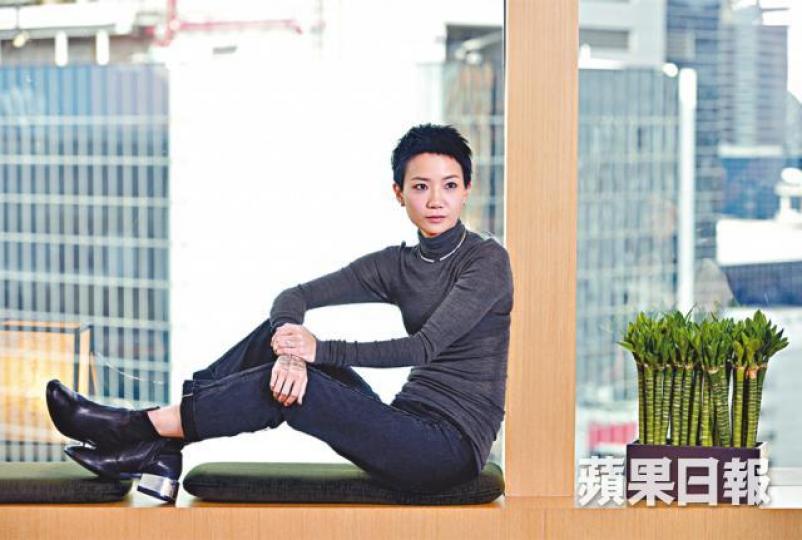 ■盧凱彤日前接受本報訪問,她分享與太太的愛情,一個笑容,就使她藥到病除。攝影:陳俊強■余靜萍是拍攝at17 MV與盧凱彤一見鍾情。微博圖片■盧凱彤6月出席《台灣金曲獎》領獎時多謝太太,宣佈出櫃。資料圖片 ■盧凱彤日前接受本報訪問,她分享與太太的愛情,一個笑容,就使她藥到病除。攝影:陳俊強■余靜萍是拍攝at17 MV與盧凱彤一見鍾情。微博圖片■盧凱彤6月出席《台灣金曲獎》領獎時多謝太太,宣佈出櫃。資料圖片